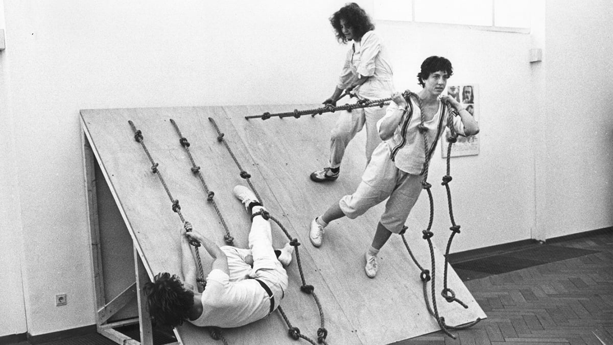 Simone Forti, Slant Board (performance view) (1982). © 2022 The Museum of Modern Art, New York. Image courtesy of The Museum of Modern Art, New York. 