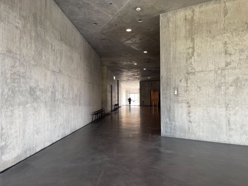 Geffen Galleries, empty hallway, one women, IMG_2622
