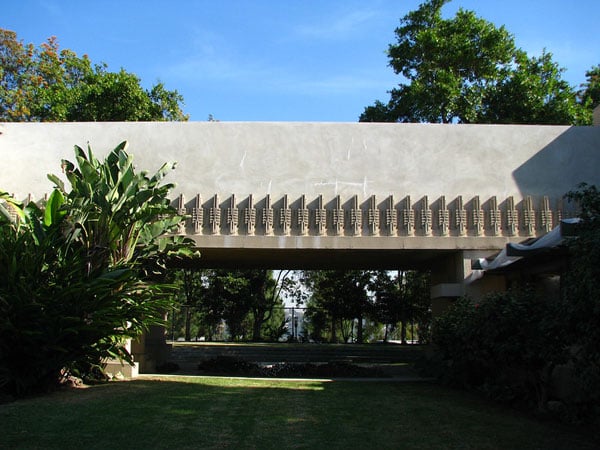 Hollyhock-House-photographed-by-Carolina