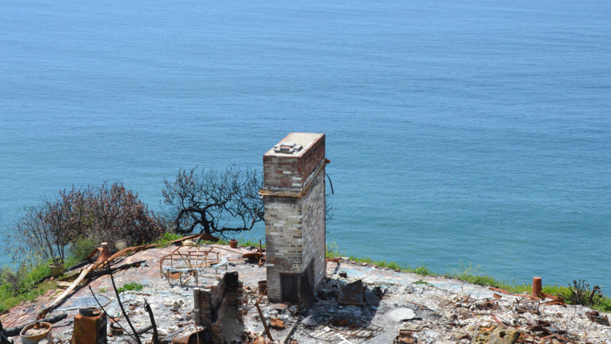 Kraig Hill’s chimney in Big Rock, Malibu. © Evan Curtis Charles Hall, House Museum
