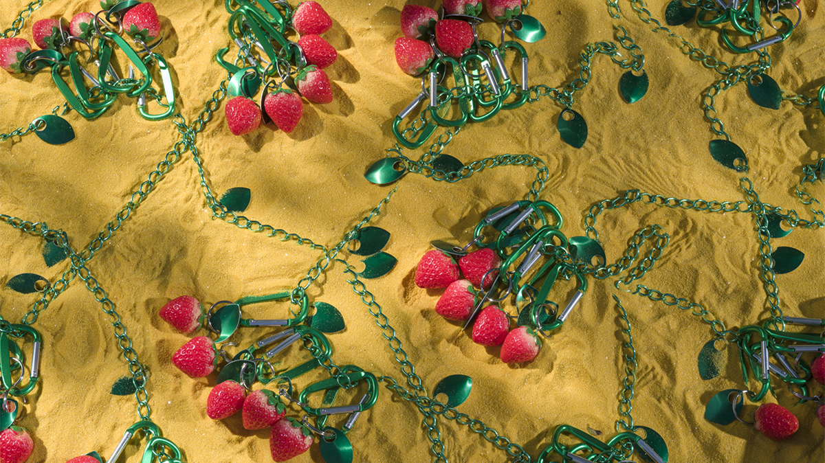Amanda Ross-Ho, “Untitled Backyard Memory (Strawberry Sandbox),” 2021. Redwood, latex paint, acrylic, roofing nails, colored sand, resin replica strawberries, carabiners and rings, scale mail, aluminum chain, jump rings 39” x  39” x 7.5.” Image courtesy the artist and Mitchell, Innes & Nash. Photo: Jeff McLane.