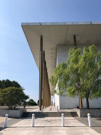 A view of the Kennedy Center from the side shows the pillars that support a roof