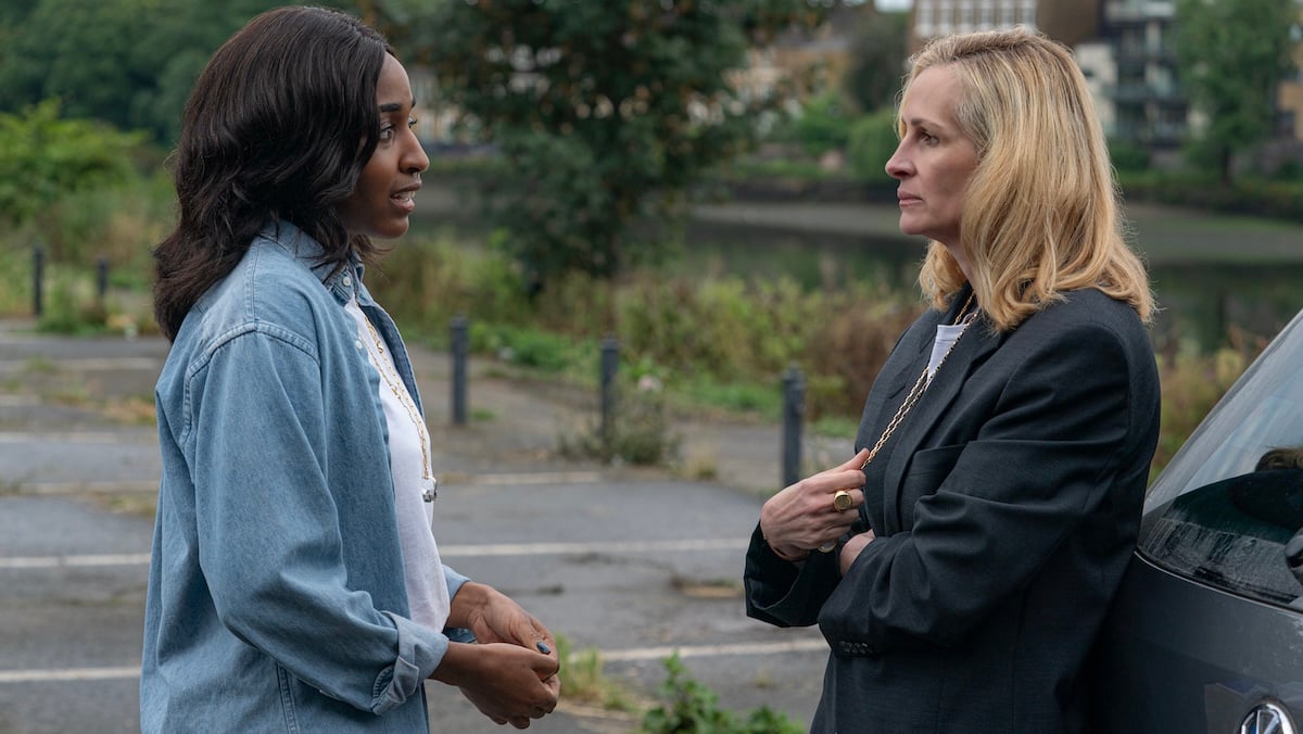 (L to R) Ayo Edebiri as Maggie and Julia Roberts as Alma in AFTER THE HUNT, from Amazon MGM Studios - Photo by Yannis Drakoulidis © 2025 Amazon Content Services LLC. All Rights Reserved.