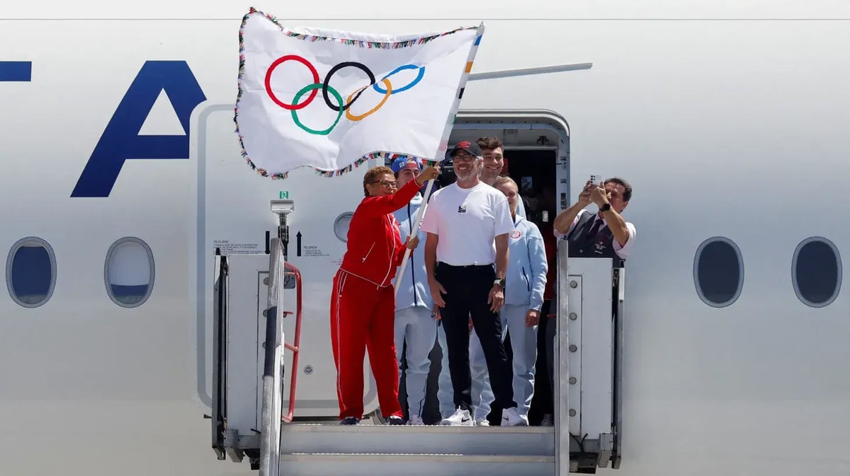 Los Angeles Mayor Karen Bass and LA28 Chairman Casey Wasserman return the official Olympic flag to Los Angeles, August 12, 2024. Photo by REUTERS/Carlin Stiehl.