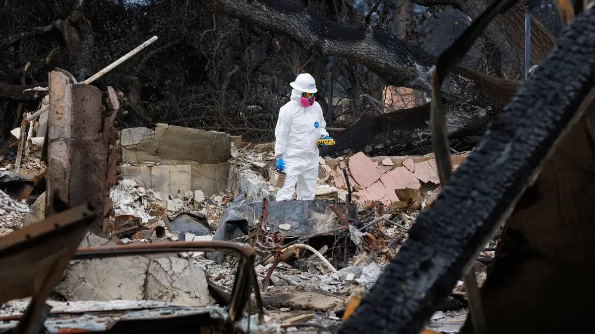 Specialists from the EPA remove toxic and hazardous debris from a burned home following the Eaton Fire in Altadena, California, U.S. January 30, 2025. REUTERS/Mike Blake. 