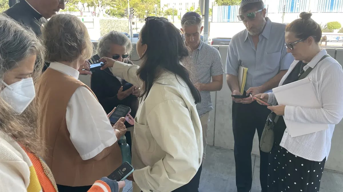 Jennifer Coria trains court observers how to communicate with each other if they see an ICE raid. Credit: Benjamin Gottlieb.