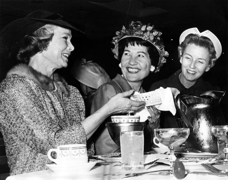 Cocktails and a luncheon preceded a fashion show at the San Fernando Valley Volunteer League's 1961 Arts and Artists gala. Photo courtesy of LA Public Library Archives.
